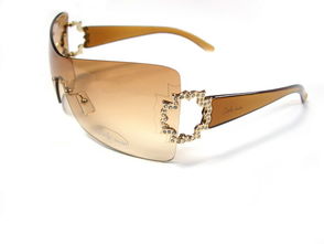 專業(yè)眼鏡直銷店進(jìn)駐南京東路寫字樓，提供醫(yī)學(xué)驗光與高性價比眼鏡